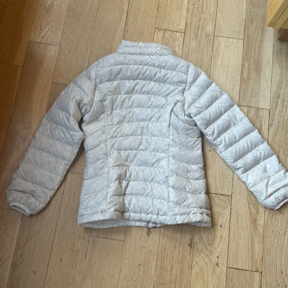 Patagonia White Puffer Jacket with Quilted Design, Pockets and Collar